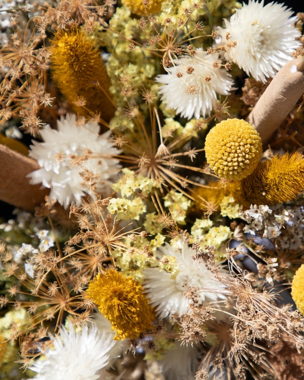 Aura de Luz Yellow & White Dried Bouquet  Aquarelle