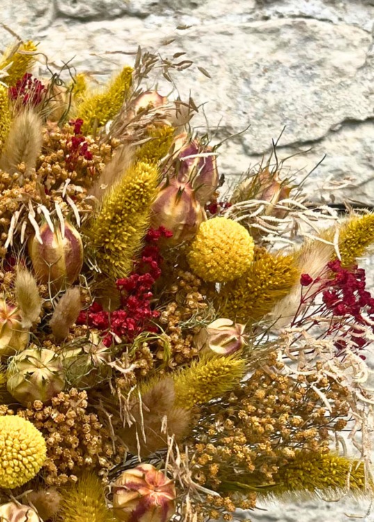 Bouquet de fleurs séchées dans les tons jaunes 