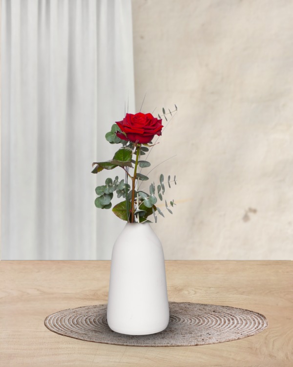 Soliflore romántico – Rosa roja y eucalipto