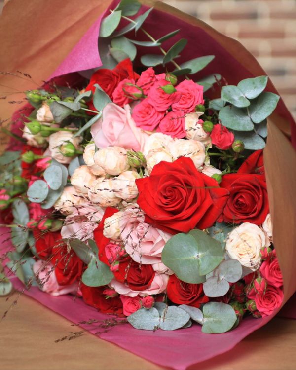 A ROMANTIC ARMY OF ROSES