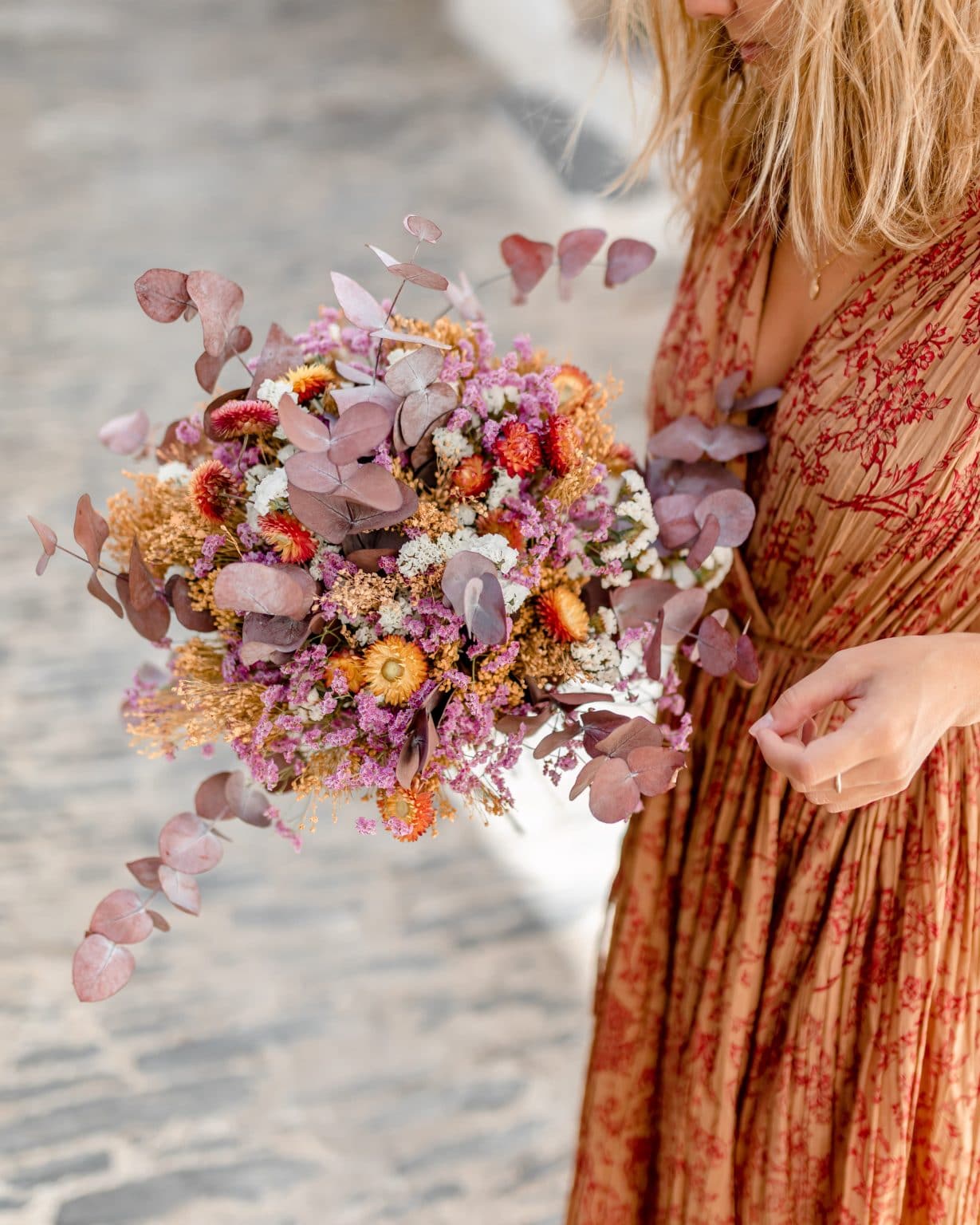 Bouquet de fleurs séchées emballé dans du kraft et entouré d'une carte ensemencée avec des graines de lavande et de coquelicot