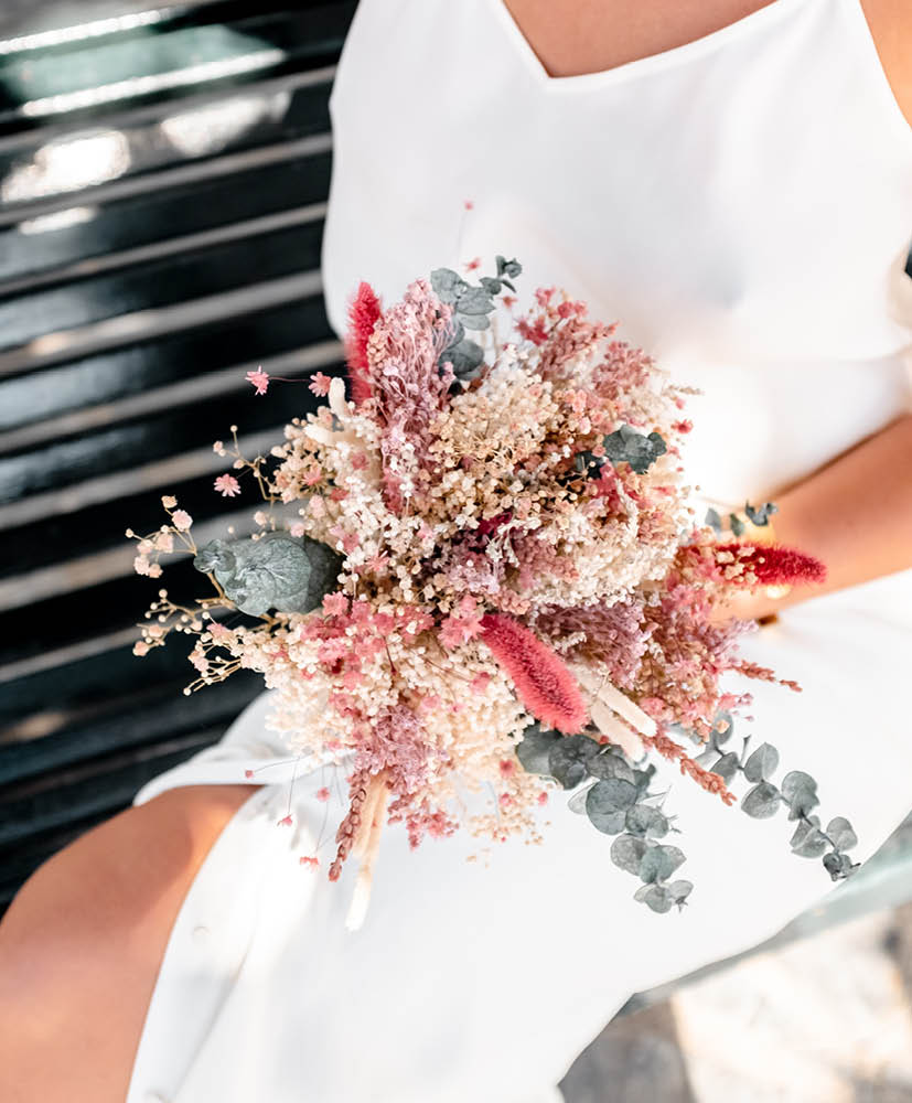 Bouquet de mariée Carlota_Rosacadaques_Fleurs séchées 7 bouquet de mariée en fleurs séchées rosa Cadaques, tons roses et naturels pour un mariage champêtre