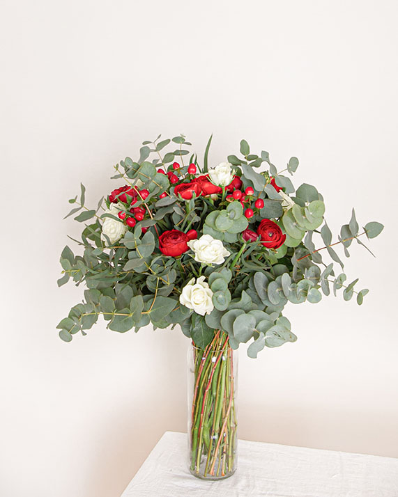 Bouquet frais Rosa Cadaqués Noël renoncule roses eucalyptus Fleurs naturelles de Noël Renoncule rose eucalyptus Rosa Cadaqués