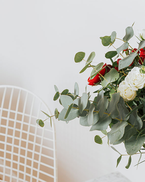 Bouquet frais Rosa Cadaqués Renoncule roses eucalyptus Fleurs naturelles renoncules roses eucalyptus Rosa Cadaquès