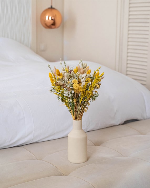 Bouquet jaune et vase beige