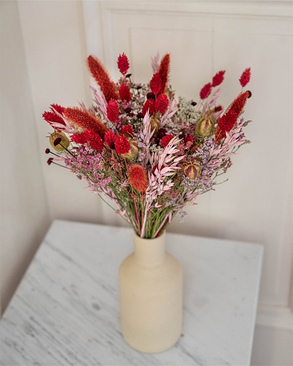 Bouquet rouge en taille S dans le vase beige