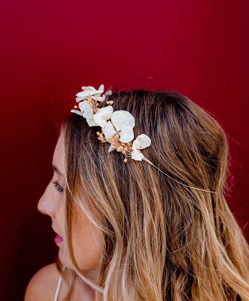 femme blonde qui porte une couronne de fleurs séchées rosa cadaqués