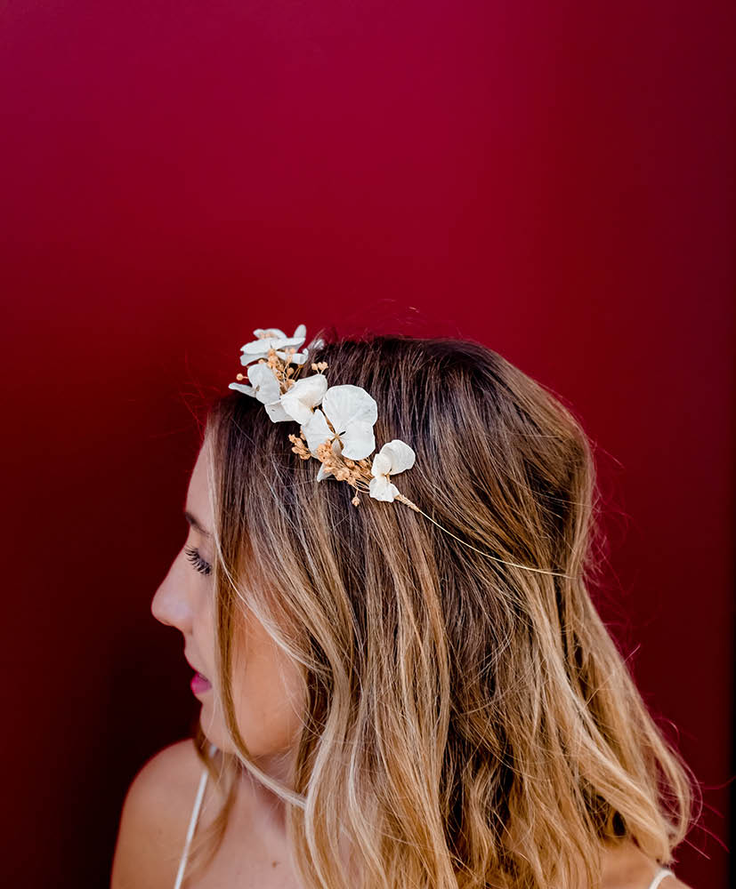 femme blonde qui porte une couronne de fleurs séchées rosa cadaqués