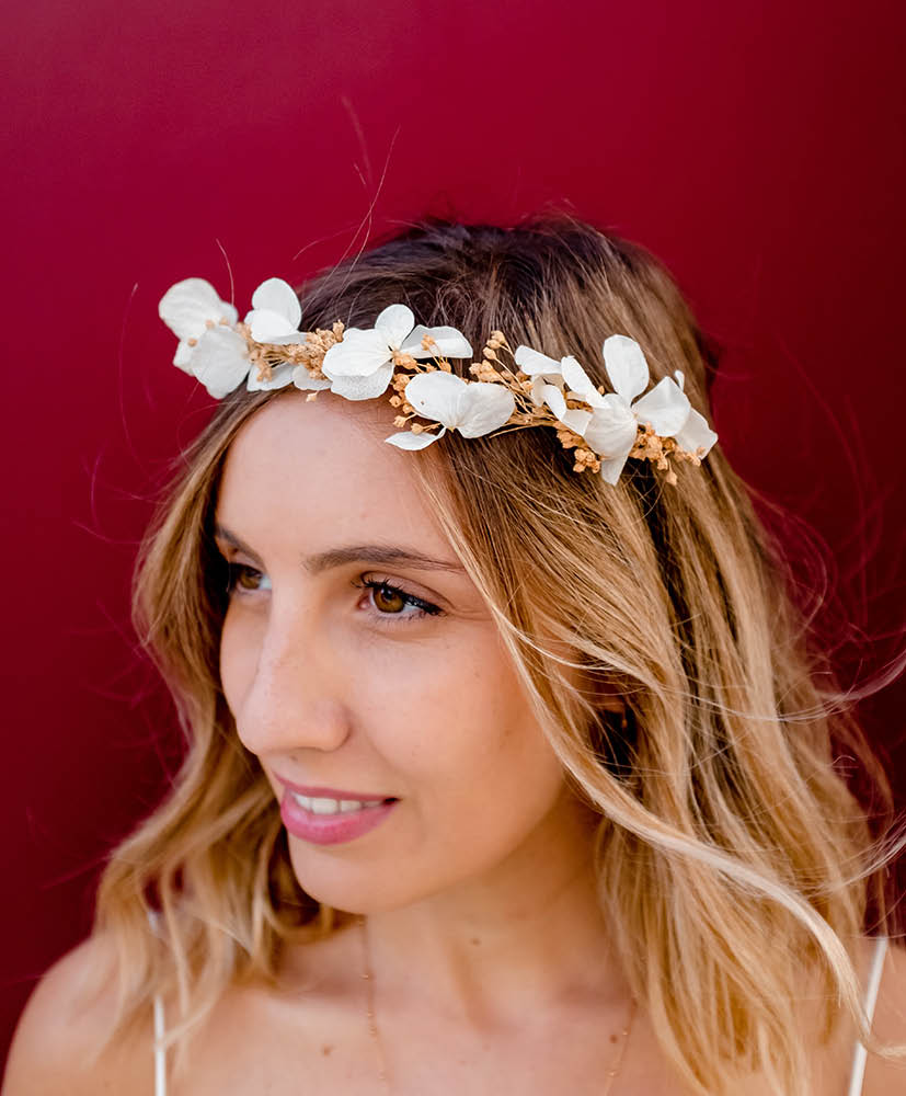 femme blonde qui porte une couronne de fleurs séchées rosa cadaqués