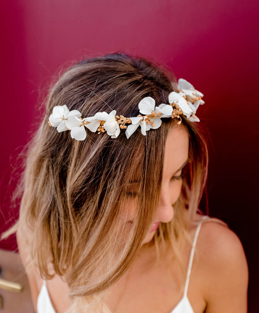 femme blonde qui porte une couronne de fleurs séchées rosa cadaqués