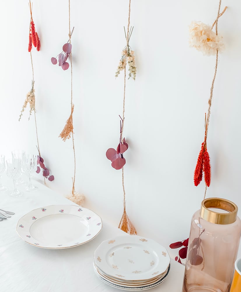 Rideau en fleurs séchées disposée contre un mur