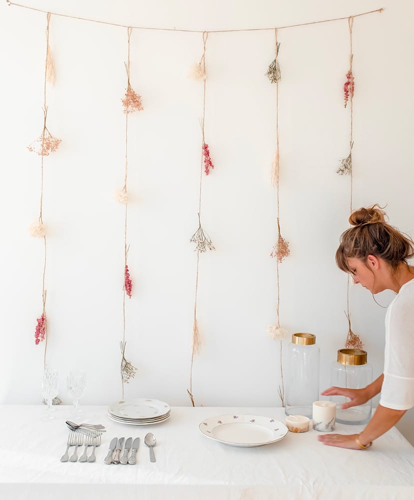 Rideau en fleurs séchées disposée contre un mur