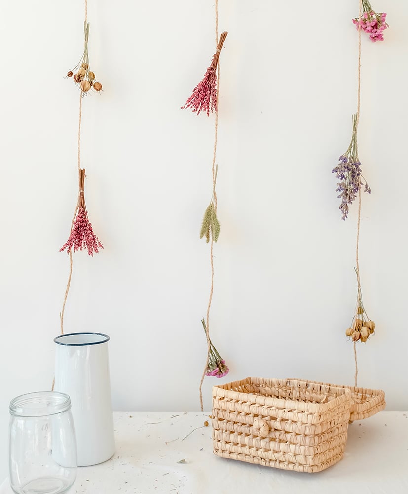 Rideau en fleurs séchées disposée contre un mur
