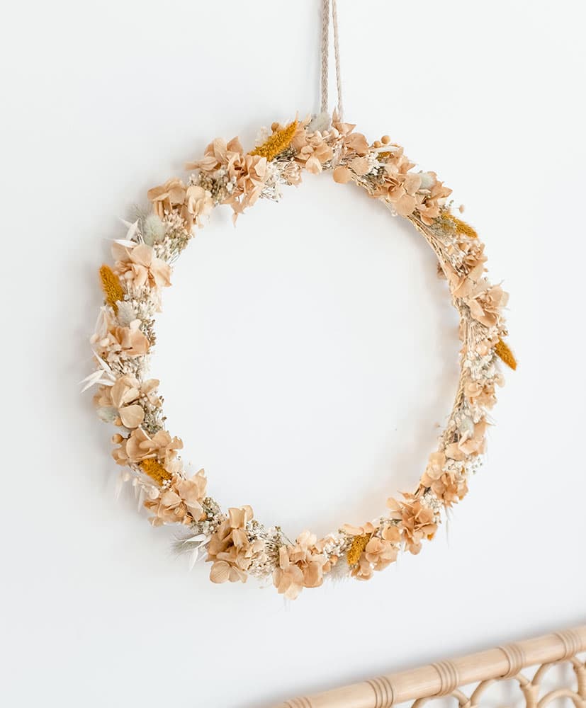 Rosa-Cadaques-couronne-moutarde-fleurs-sechees1 Couronne de fleurs séchées moutarde décoration chambre pour enfants
