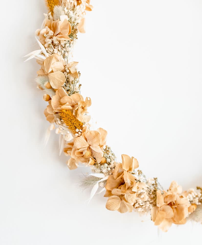 Rosa-Cadaques-couronne-moutarde-fleurs-sechees2 Couronne de fleurs séchées moutarde décoration de chambre pour enfants