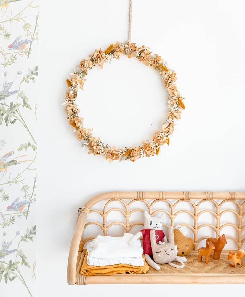 Couronne de fleurs séchées moutarde accrochée au mur décoration chambre d'enfants