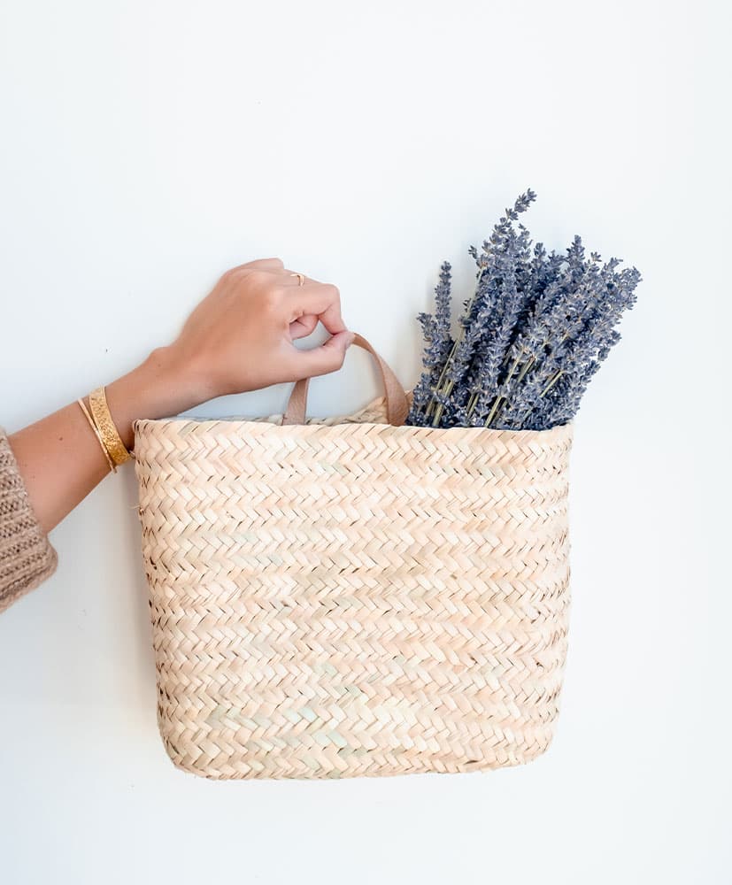 Panier en osier avec une botte de fleurs séchées bleues, la lavande