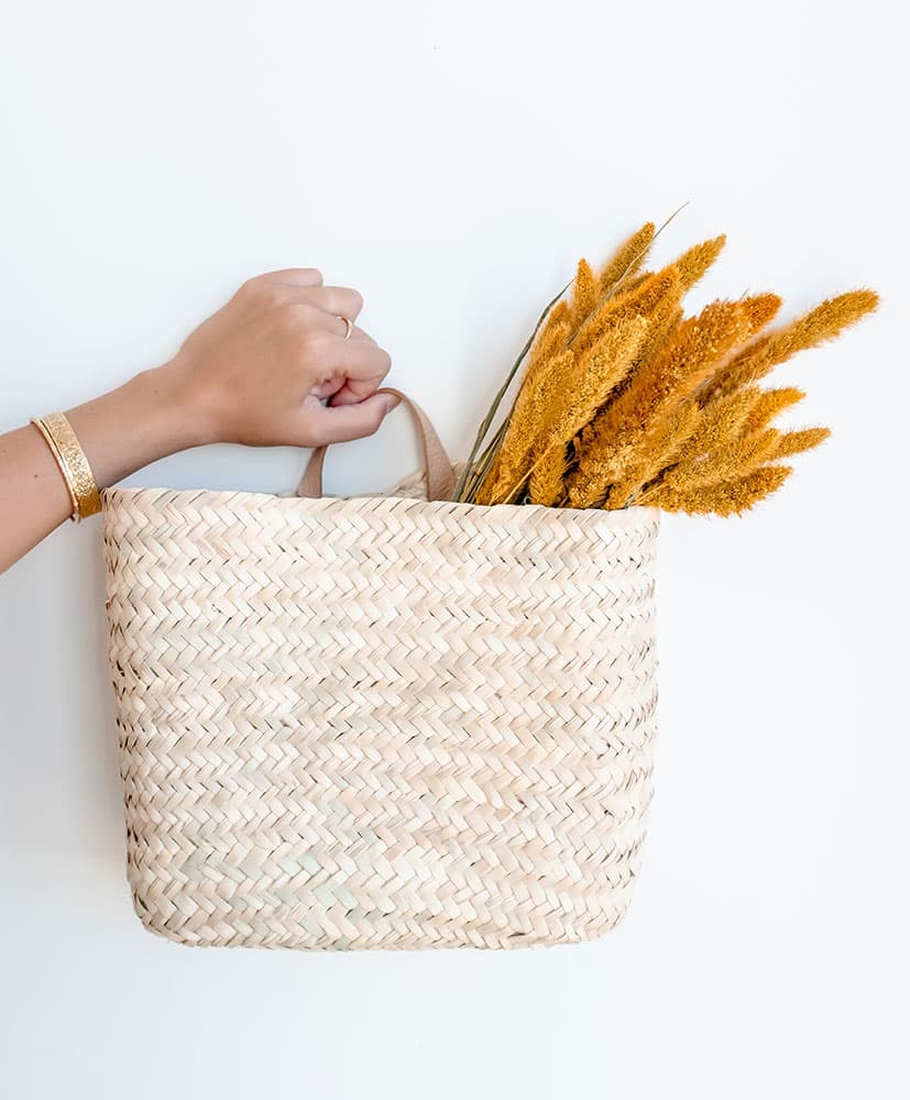 Panier en osier avec une botte de fleurs séchées rose, le Marcela