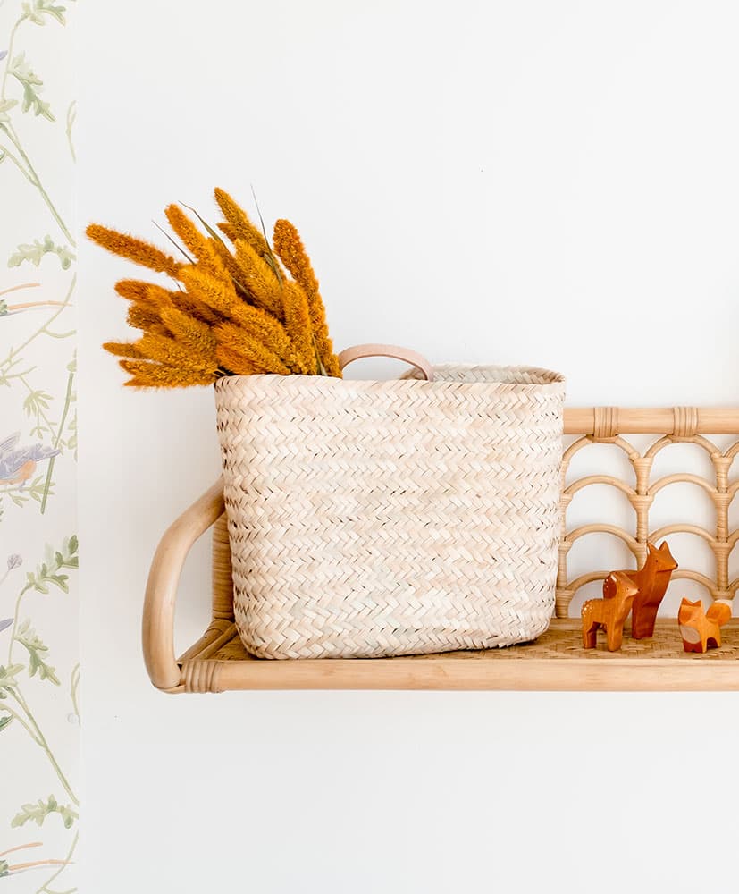 Rosa-Cadaques-fleurs-sechees-panier-moutarde2 Panier en osier avec une botte de fleurs séchées jaune moutarde, le Setarea