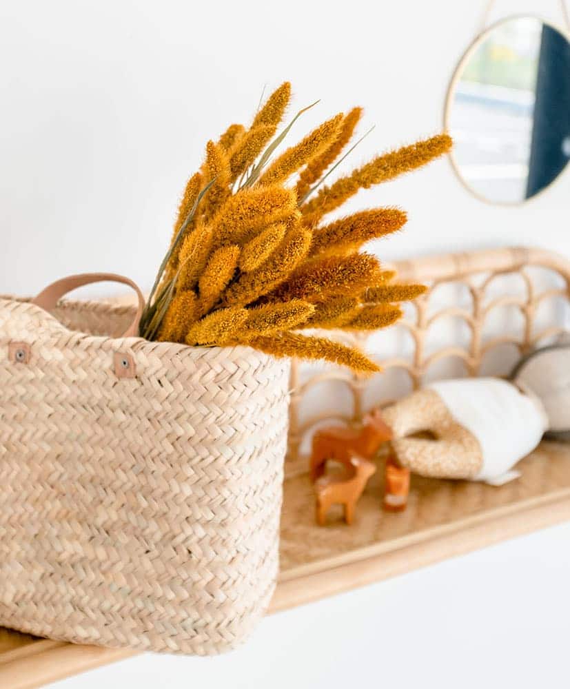 Rosa-Cadaques-fleurs-sechees-panier-moutarde3 Panier en osier avec une botte de fleurs séchées jaune moutarde, le Setarea