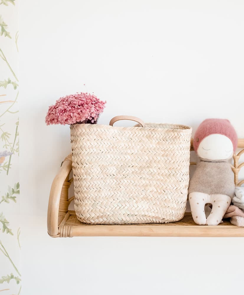 Panier en osier avec une botte de fleurs séchées rose, le Marcela