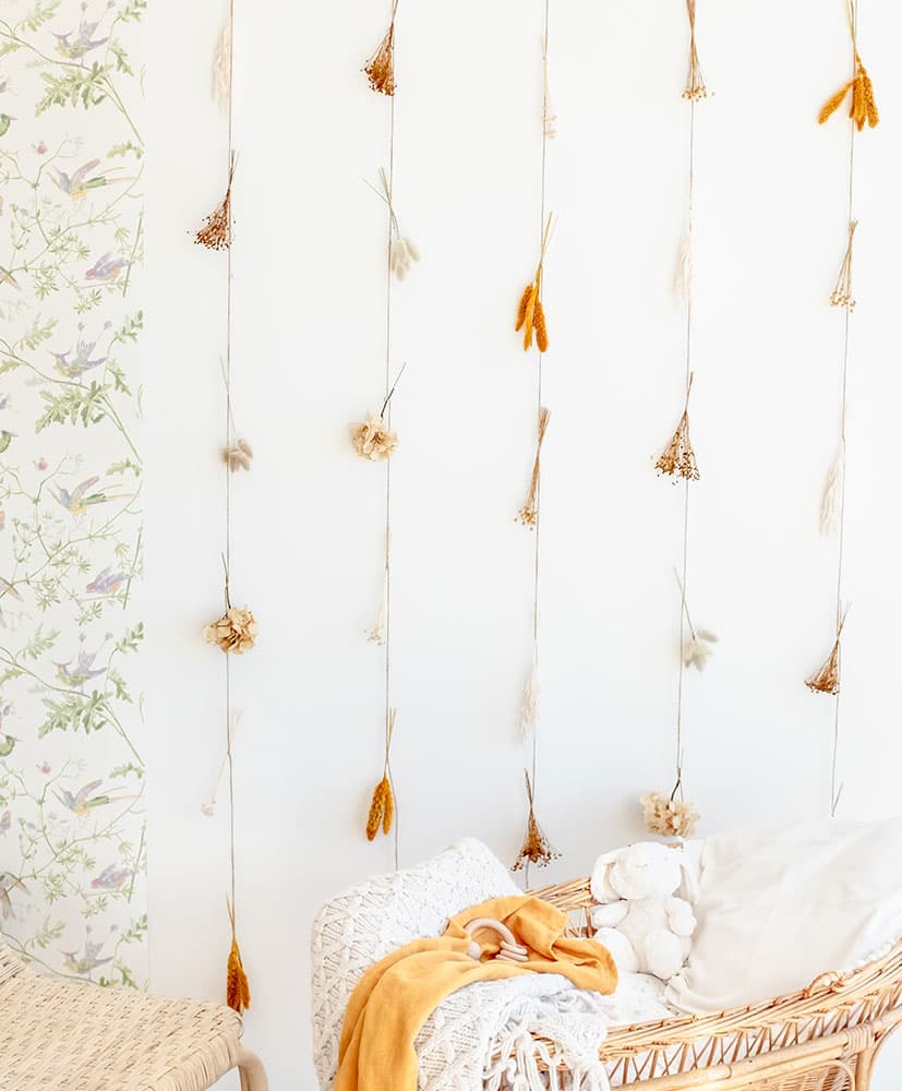 rideau de fleurs séchées dans les tons moutarde utilisé en tête de lit pour les enfants