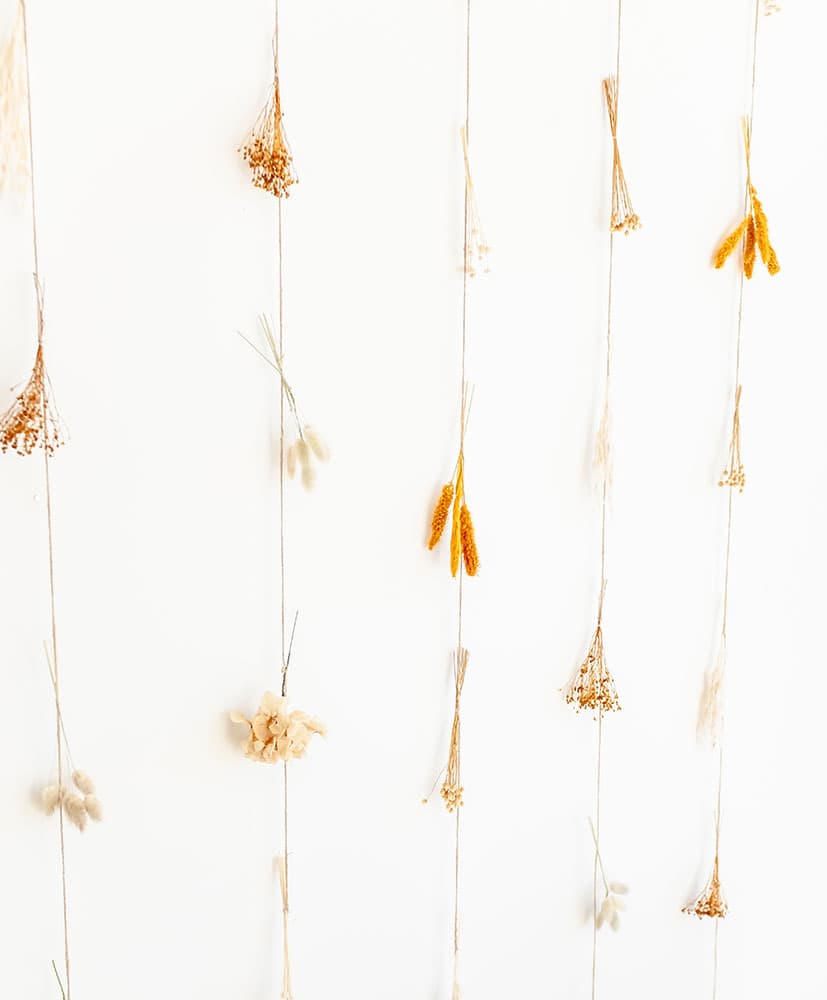 rideau de fleurs séchées dans les tons moutarde utilisé en tête de lit pour les enfants