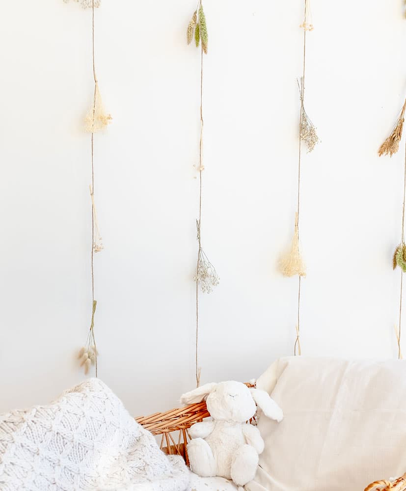 Rosa-Cadaques-fleurs-sechees-rideau-naturel1 rideau de fleurs séchées dans les tons naturels utilisé en tête de lit pour les enfants