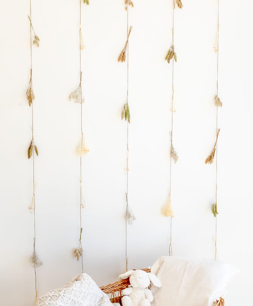 Rosa-Cadaques-fleurs-sechees-rideau-naturel3 rideau de fleurs séchées dans les tons naturels utilisé en tête de lit pour les enfants