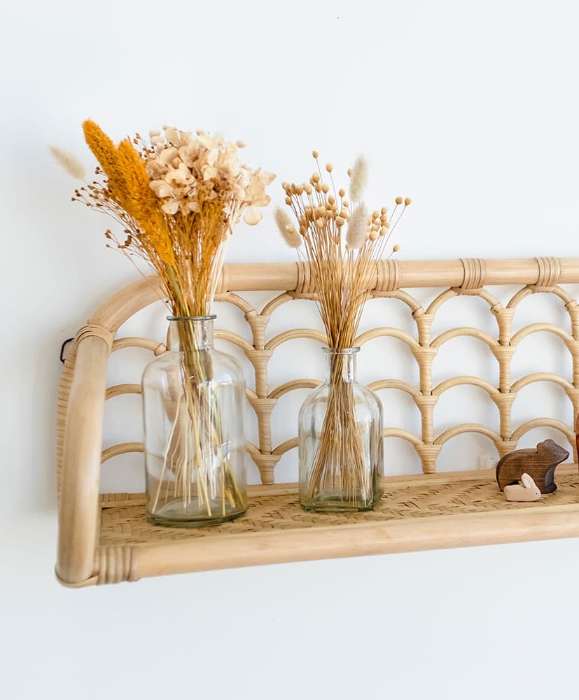 lot de 2 soliflores, un petit et un plus grand avec des compositions de fleurs séchées dans les tons moutarde pour décorer une chambre d'enfant