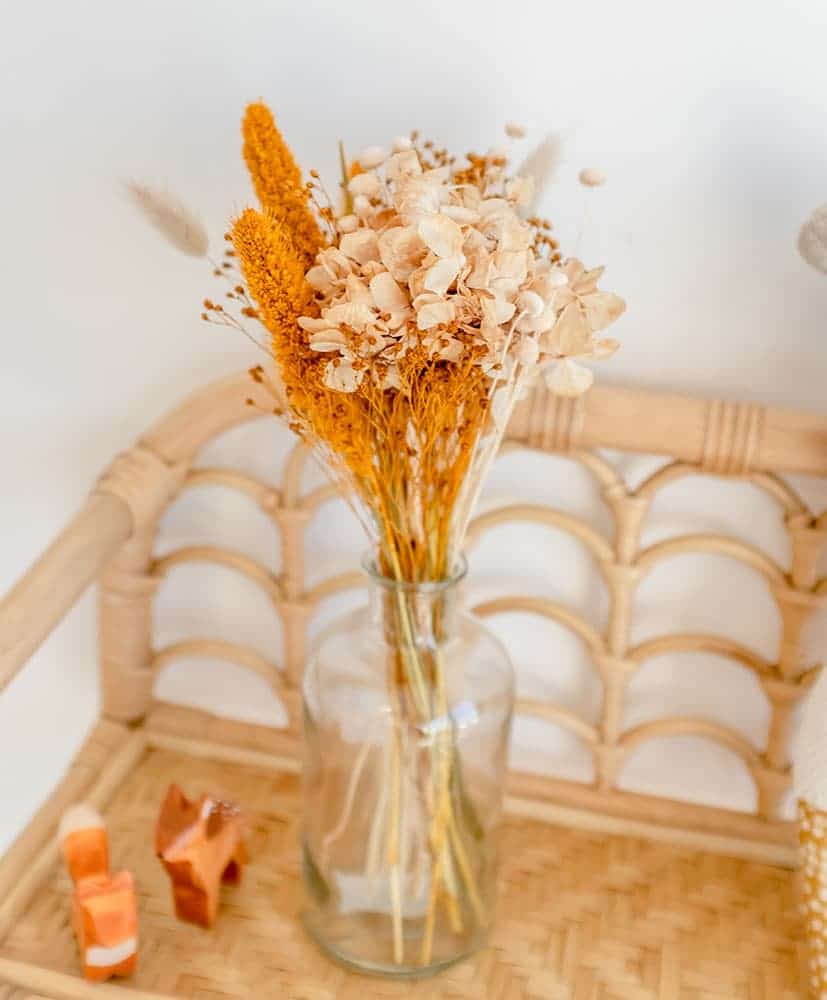 lot de 2 soliflores, un petit et un plus grand avec des compositions de fleurs séchées dans les tons moutarde pour décorer une chambre d'enfant