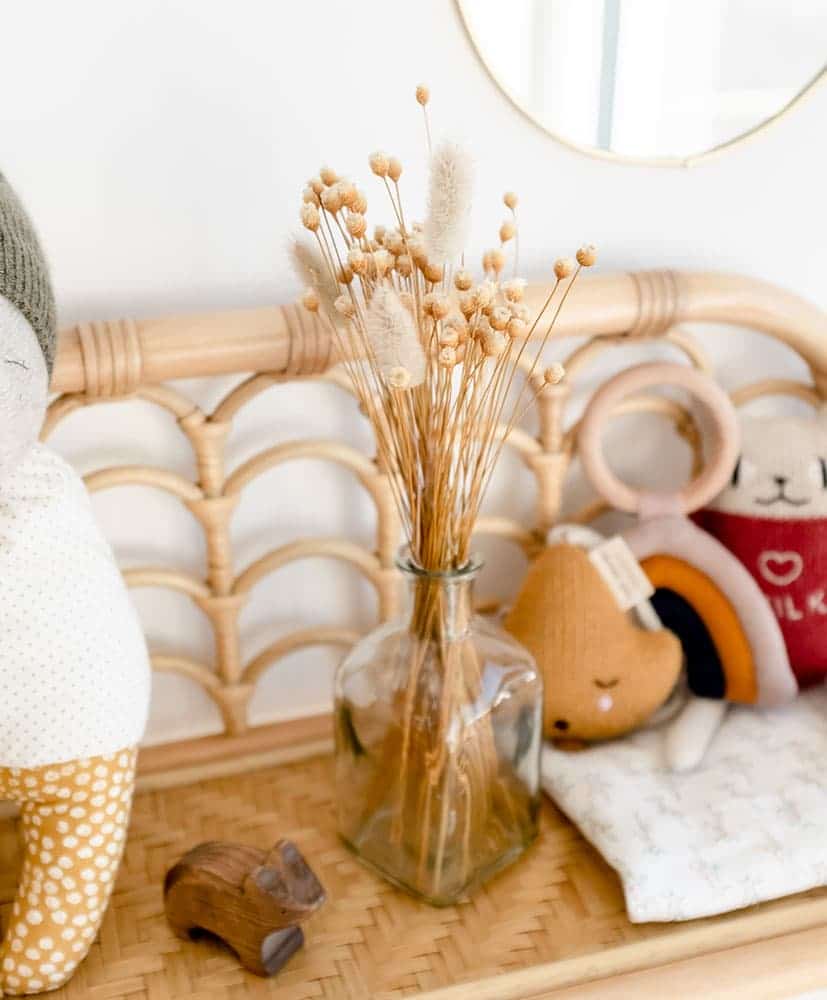 lot de 2 soliflores, un petit et un plus grand avec des compositions de fleurs séchées dans les tons moutarde pour décorer une chambre d'enfant