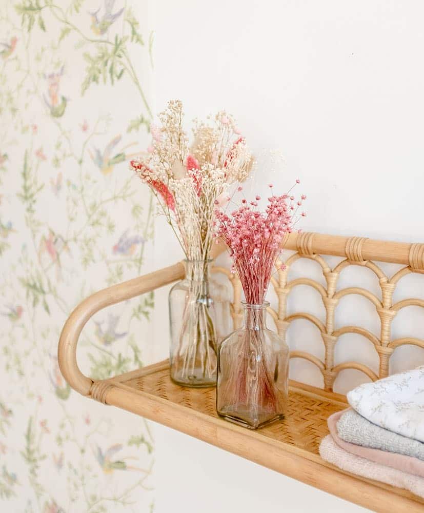 lot de 2 soliflores, un petit et un plus grand avec des compositions de fleurs séchées dans les tons roses pour décorer une chambre d'enfant