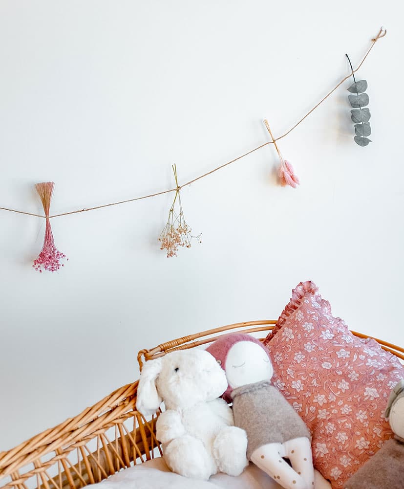 Rosa-Cadaques-guirlande-rose-fleurs-sechees2 guirlande de fleurs séchées pour décoration de chambre d'enfants dans les tons roses, en tête de lit