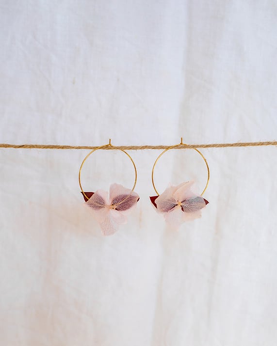 boucles d'oreilles en hortensia rose