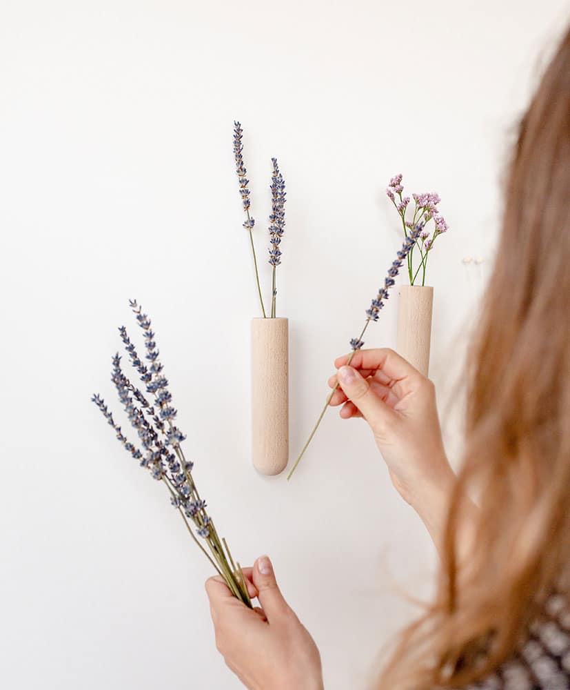 soliflores muraux de chez Rosa Cadaqués, votre boutique de fleurs séchées Soliflore mural en bois, accompagné de ses compositions