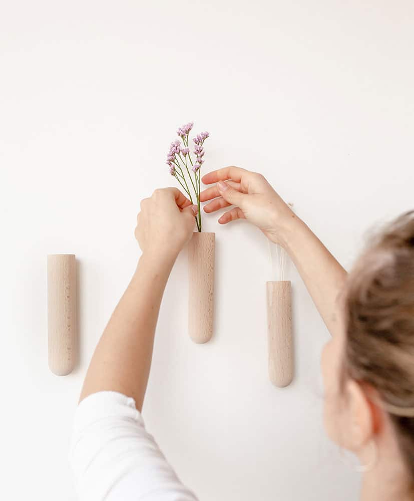 soliflores muraux de chez Rosa Cadaqués, votre boutique de fleurs séchées Soliflore mural en bois, accompagné de ses compositions