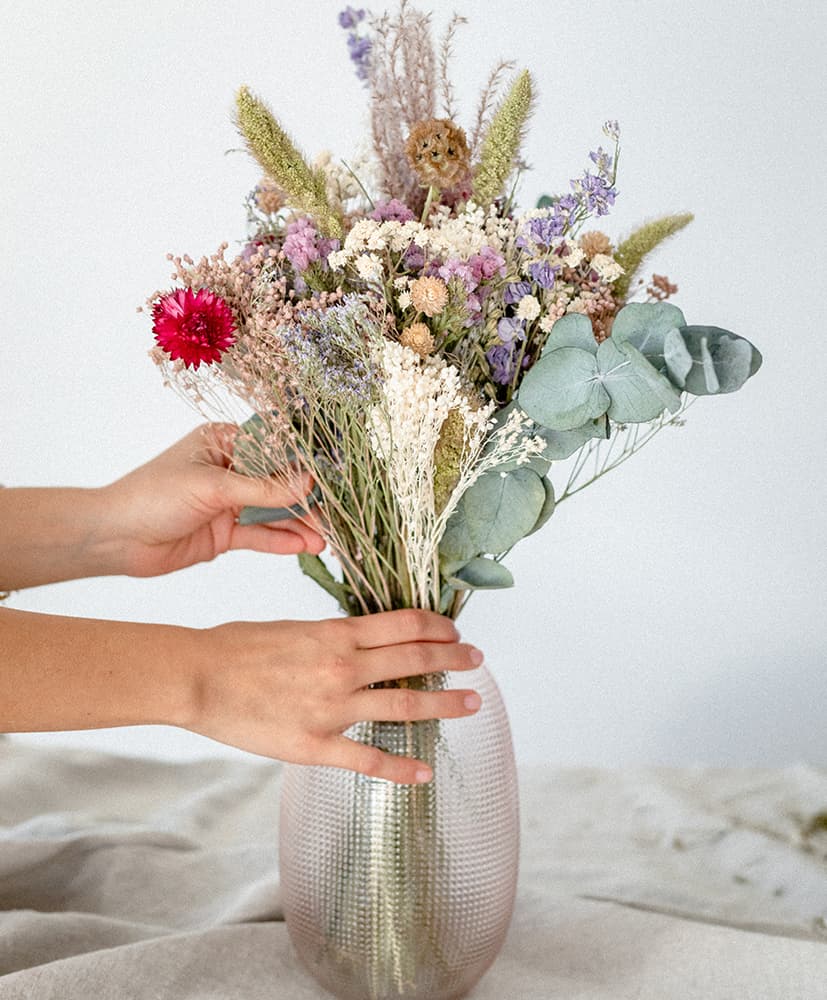 bouquet de fleurs séchées rosa cadaques et vase mar 2 vase en verre rosé pour bouquet de fleurs séchées Rosa Cadaqués