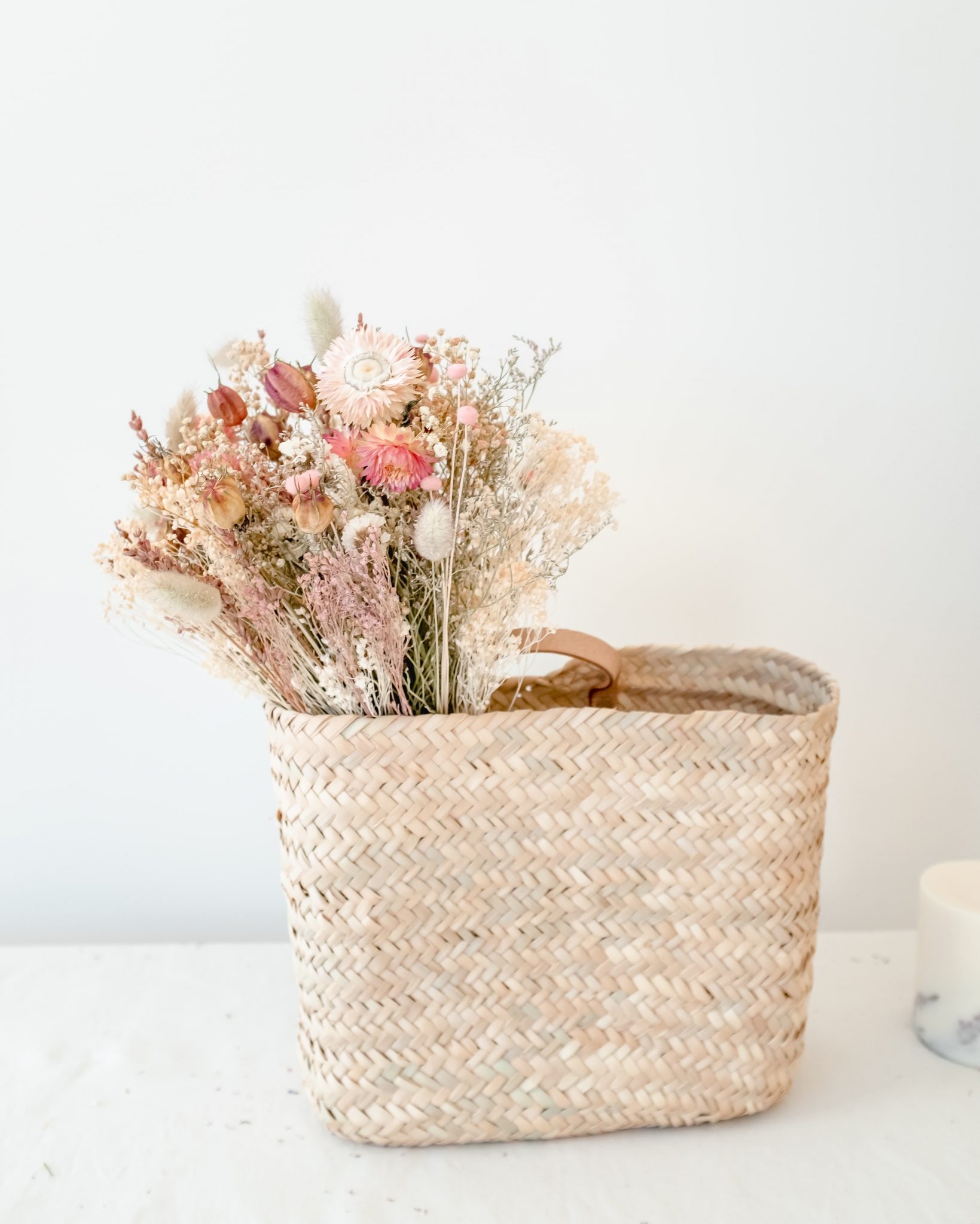 bouquet de fleurs séchées Rosa Cadaqués aux tons naturels et aux fleurs champêtres
