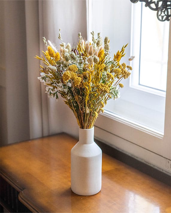 Bouquet jaune et vase beige