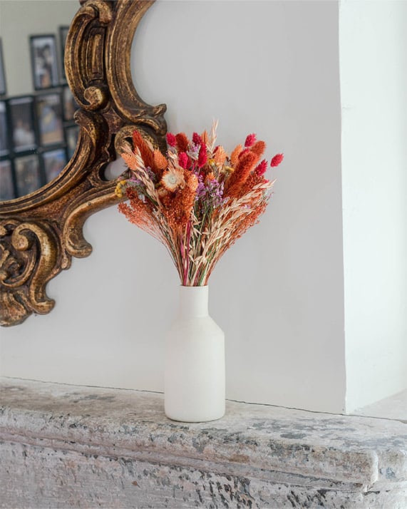 Bouquet rouge S dans le vase beige