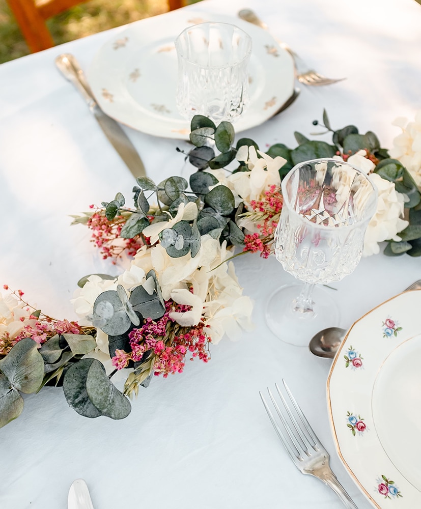 chemin de table en fleurs séchées rosa cadaqués Chemin de table en fleurs séchées dans des tons blancs et roses de chez rosa cadaqués
