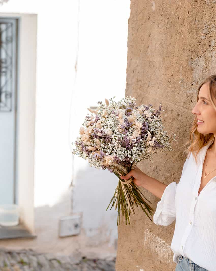 Bouquet de fleurs séchées Rosa Cadaqués blanc et parme Bouquet de fleurs séchées Rosa Cadaqués blanc et parme