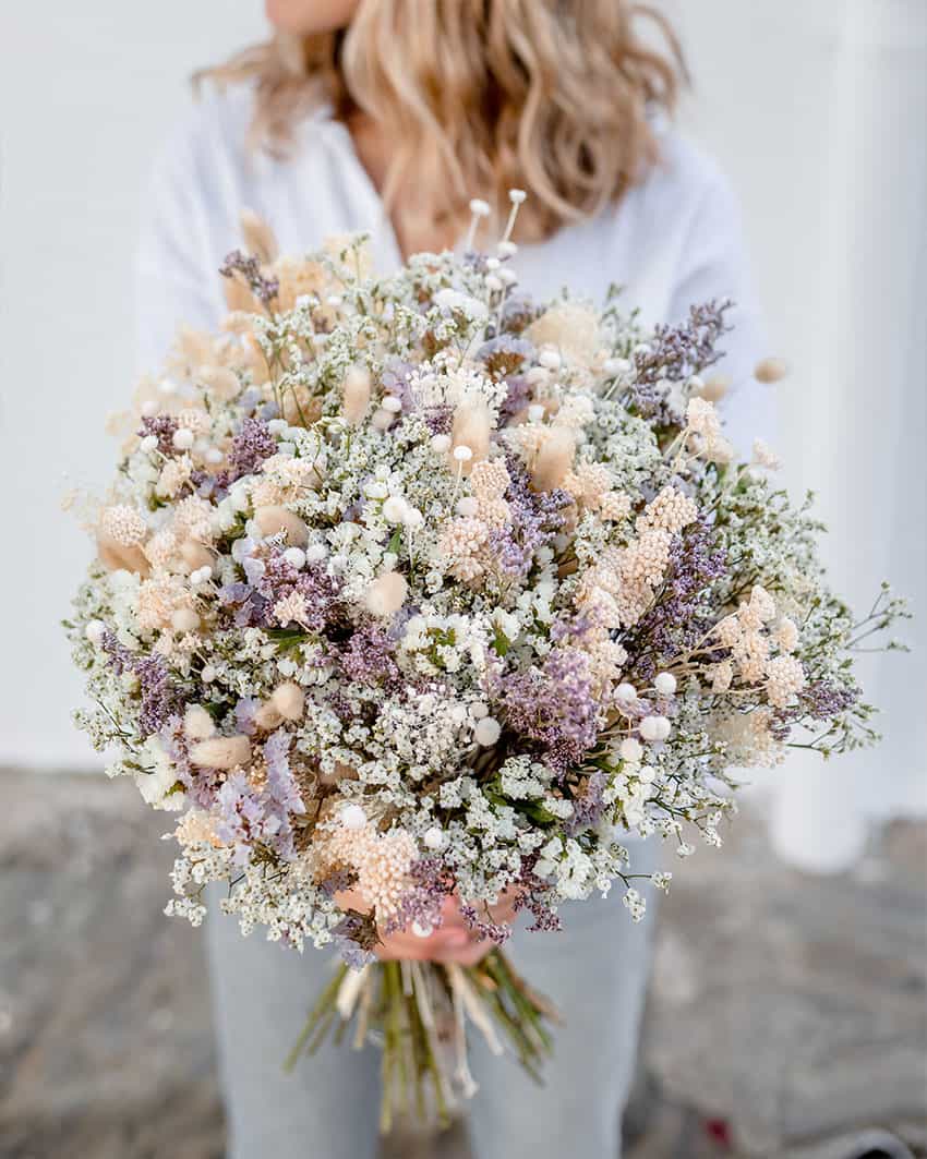 Bouquet de fleurs séchées Rosa Cadaqués blanc et parme Bouquet de fleurs séchées Rosa Cadaqués blanc et parme