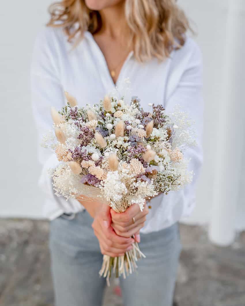 Bouquet de fleurs séchées Rosa Cadaqués blanc et parme Bouquet de fleurs séchées Rosa Cadaqués blanc et parme