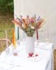 table fleurie avec bougeoirs copie tables fleurie et colorée décoration
